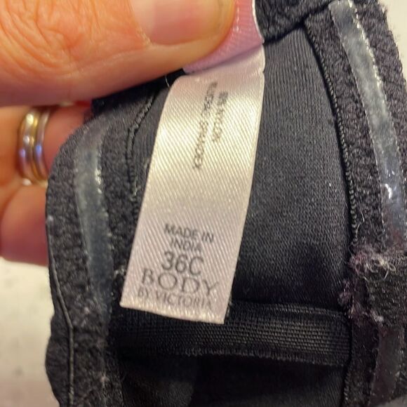 𝅺victoria Secrets woman’s black strapless bra - Picture 7 of 10